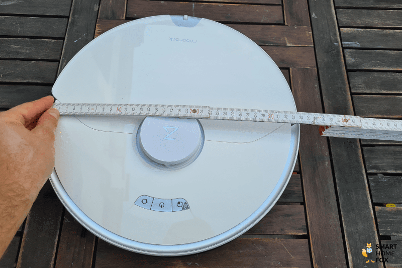 Die Maße des Roborock S7 Pro Ultra werden mit einem Lineal gemessen